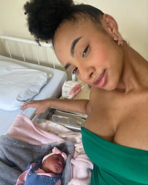 Isadora Salles Instagram - Estava ansiosa pra me apresentar a vocês titios e titias 💖No dia 17/01/2025 às 04:00:00 em ponto da manhã eu vim ao mundo.
Minha mamãe e meu papai cuidaram para que a cada segundo até agora eu me sentisse amada, protegida e bem-vinda .
A verdade é que eles estão perdidinhos de amor por mim assim como minha família que celebrou minha chegada e viveram dias mágicos ao nosso lado .
Já tivemos algumas longas noites , algumas muitas fraldas , muito tetê , dengo e vários lookinhos que mamãe ama registrar (ela acha que sou uma boneca) 
Agradeço todo amor enquanto eu estava no forninho , agora já estou pronta pra viver novas descobertas ao lado das pessoas que me amam 💖

Com carinho Garotinha Helena!