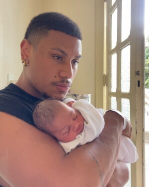 Isadora Salles Instagram - Estava ansiosa pra me apresentar a vocês titios e titias 💖No dia 17/01/2025 às 04:00:00 em ponto da manhã eu vim ao mundo.
Minha mamãe e meu papai cuidaram para que a cada segundo até agora eu me sentisse amada, protegida e bem-vinda .
A verdade é que eles estão perdidinhos de amor por mim assim como minha família que celebrou minha chegada e viveram dias mágicos ao nosso lado .
Já tivemos algumas longas noites , algumas muitas fraldas , muito tetê , dengo e vários lookinhos que mamãe ama registrar (ela acha que sou uma boneca) 
Agradeço todo amor enquanto eu estava no forninho , agora já estou pronta pra viver novas descobertas ao lado das pessoas que me amam 💖

Com carinho Garotinha Helena!