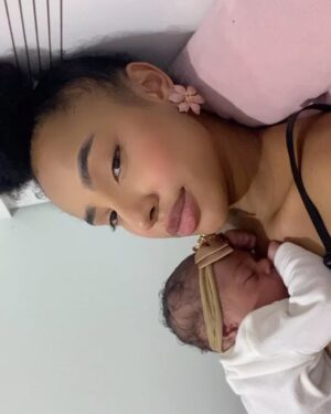 Isadora Salles Instagram - Estava ansiosa pra me apresentar a vocês titios e titias 💖No dia 17/01/2025 às 04:00:00 em ponto da manhã eu vim ao mundo.
Minha mamãe e meu papai cuidaram para que a cada segundo até agora eu me sentisse amada, protegida e bem-vinda .
A verdade é que eles estão perdidinhos de amor por mim assim como minha família que celebrou minha chegada e viveram dias mágicos ao nosso lado .
Já tivemos algumas longas noites , algumas muitas fraldas , muito tetê , dengo e vários lookinhos que mamãe ama registrar (ela acha que sou uma boneca) 
Agradeço todo amor enquanto eu estava no forninho , agora já estou pronta pra viver novas descobertas ao lado das pessoas que me amam 💖

Com carinho Garotinha Helena!