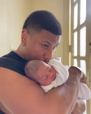 Isadora Salles Instagram - Estava ansiosa pra me apresentar a vocês titios e titias 💖No dia 17/01/2025 às 04:00:00 em ponto da manhã eu vim ao mundo.
Minha mamãe e meu papai cuidaram para que a cada segundo até agora eu me sentisse amada, protegida e bem-vinda .
A verdade é que eles estão perdidinhos de amor por mim assim como minha família que celebrou minha chegada e viveram dias mágicos ao nosso lado .
Já tivemos algumas longas noites , algumas muitas fraldas , muito tetê , dengo e vários lookinhos que mamãe ama registrar (ela acha que sou uma boneca) 
Agradeço todo amor enquanto eu estava no forninho , agora já estou pronta pra viver novas descobertas ao lado das pessoas que me amam 💖

Com carinho Garotinha Helena!
