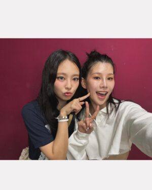 Isak Woo Instagram - My Unnie들 @jennierubyjane @silvergunnnn 🫰🏻