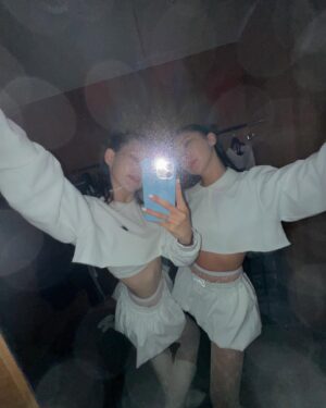 Isak Woo Instagram - My Unnie들 @jennierubyjane @silvergunnnn 🫰🏻