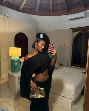 Isan Elba Instagram - in my all black uniform 🐈‍⬛