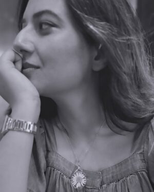 Isha Chawla Instagram - 🖤🖤🖤
Jeena isi ka naam hai 🧿
.
.
.
Accesories- @azurewhims_bybhavana 
#eshachawla #gratitude #smile