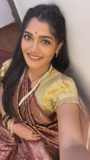 Isha Keskar Instagram - If not Isha what would you name me?

#ishakeskar #kalakharechandekar #sareelove