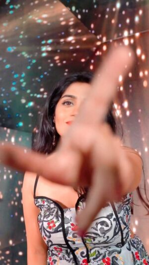 Isha Keskar Instagram - Tharyavar jeev rahina!!! Piercing voice of @vaishalimadeofficial with @vijaynarayangavande ‘s peppy music! 
First appearance for #maharshtrachafavoritekon2022
@zeetalkies Thank you for inviting! 
📹 @ganesh_theshutterkey