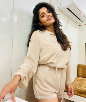 Isha Keskar Instagram - Fancy Vanity मध्ये insanity! 💃🏽💃🏽

#posing #ishakeskar #worklife