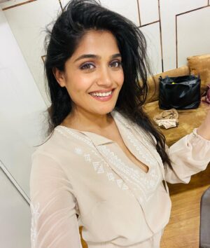 Isha Keskar Instagram - Fancy Vanity मध्ये insanity! 💃🏽💃🏽

#posing #ishakeskar #worklife