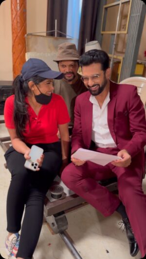 Isha Keskar Instagram - Rehearsal with the Captain!🤩👨‍✈️🤩@nd_26183
AgauAtiagau ki Ninja technique..😎🤪😎
.
#work #workinprogress #behindthescenes #team #madness #passion #reelsinstagram #actorslife 
#AgauAtiagau
.
#lakshmichyapaulanni 
#starpravah 
.
#aksharkothari 
#brotherofamodkothari