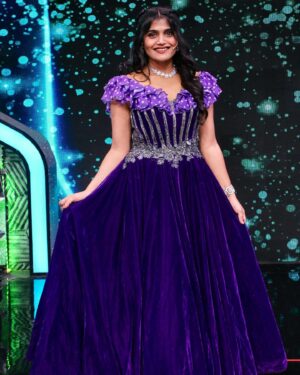 Isha Keskar Instagram - Kon jinknar?? आमचे ठसे आमच्याच खुणा, लक्ष्मीच्या पावलांनी आम्ही घालतो धिंगाणा!!!!
Watch us on @star_pravah at 9.30pm tonight and tomorrow in #aatahoudedhingana2 
Styled by : @raj_rajpurohit11 
 @masc_marlene

#lakshmichyapavlani #team #aatahoudedhingana #purplepower💜 #beingkala