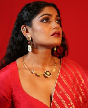 Isha Keskar Instagram - OBJECT OF DESIRE 🐦‍🔥

Do watch Star Pravah Ganesh Utsav 2024 - Khajina Bappachya Goshtincha @7pm only on @star_pravah & @disneyplushotstar TONIGHT! 

Styled by @nehachaudhary_ 🐦‍🔥
MUA by @makeupby__shahabaz 🐦‍🔥
Captured by @__shivanisurve__ 🐦‍🔥