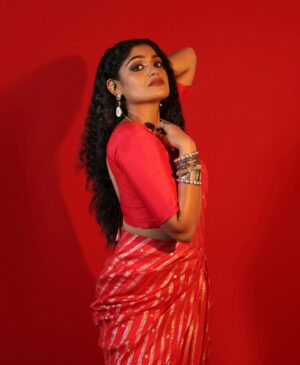 Isha Keskar Instagram - OBJECT OF DESIRE 🐦‍🔥

Do watch Star Pravah Ganesh Utsav 2024 - Khajina Bappachya Goshtincha @7pm only on @star_pravah & @disneyplushotstar TONIGHT! 

Styled by @nehachaudhary_ 🐦‍🔥
MUA by @makeupby__shahabaz 🐦‍🔥
Captured by @__shivanisurve__ 🐦‍🔥