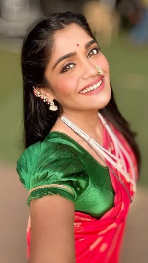 Isha Keskar Instagram - 🪨📃✂️☄️☄️☄️

Styled by @devika_manjrekar 

#justkalathings #lakshmichyapavalanni #starpravah #kalakhare #atiagaau #ishakeskar #bts