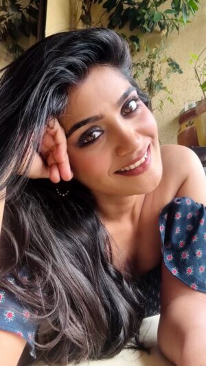 Isha Keskar Instagram - देखो, 🐊प्यार से. 

#ishakeskar #velmilala #kiphotoshoot