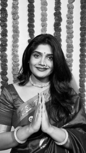 Isha Keskar Instagram - Proud to be a Maharashtrian! 
६२ व्या महाराष्ट्र दिनाच्या व कामगार दिनाच्या तुम्हा सगळ्यांना मनापासून शुभेच्छा ! 🙏🏽 

#maharashtradin #labourday #kamgardin #1stmay #ishakeskar #proudmaharashtrian