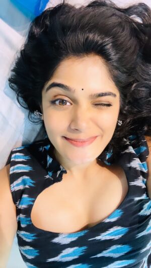 Isha Keskar Instagram - Moody Sunday 🤓😛😙😍🫤😯😃 going to eat icecream now, bye✌🏽

#ishakeskar #moody