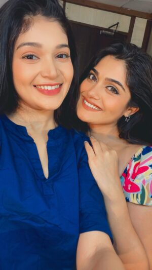 Isha Keskar Instagram - Reel Sisters having Real fun 🪭🪭
 @rohininaik__ 💓
 
#heysexylady❤️ #ishakeskar