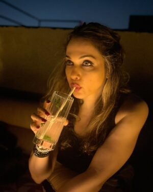 Isha Koppikar Instagram - “Chillin’ and enjoying the vibes of a perfect evening! 🍹✨ Cheers to good times, great company, and those little moments that make life sweeter

#EveningVibes #CheersToLife #GoodTimes #SipAndSmile #IshaKoppikar”