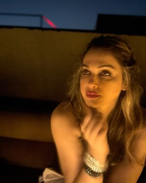 Isha Koppikar Instagram - “Chillin’ and enjoying the vibes of a perfect evening! 🍹✨ Cheers to good times, great company, and those little moments that make life sweeter

#EveningVibes #CheersToLife #GoodTimes #SipAndSmile #IshaKoppikar”