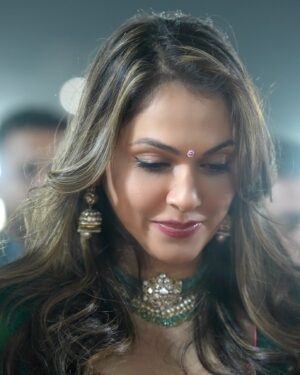 Isha Koppikar Instagram - In a world full of trends, be timeless. Embracing the beauty of tradition, positivity, and grace.

#timelesselegance #staypositive #beautywithin