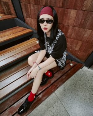 Isyana Sarasvati Instagram - Inyo fituring rompi pavorit inyo at the moment 🦨