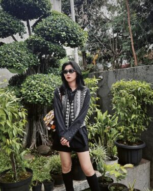 Isyana Sarasvati Instagram - Inyo fituring rompi pavorit inyo at the moment 🦨