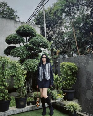 Isyana Sarasvati Instagram - Inyo fituring rompi pavorit inyo at the moment 🦨