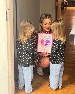 Jamie Lynn Spears Instagram - I fell in love with my “tv babies” who played Bex for season 4, and I’m sure y’all did too. Big thanks to their precious mama for letting me love her girls, while I was missing mine🤍
👯‍♀️watch out Mary-Kate & Ashley
Sweet Magnolias Season 4 available on @netflix & still a TOP viewed show, thx to y’all

#SWEETMAGNOLIASSEASON
#SWEETMAGNOLIAS
#SEASON4
#NETFLIX