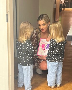 Jamie Lynn Spears Instagram - I fell in love with my “tv babies” who played Bex for season 4, and I’m sure y’all did too. Big thanks to their precious mama for letting me love her girls, while I was missing mine🤍
👯‍♀️watch out Mary-Kate & Ashley
Sweet Magnolias Season 4 available on @netflix & still a TOP viewed show, thx to y’all

#SWEETMAGNOLIASSEASON
#SWEETMAGNOLIAS
#SEASON4
#NETFLIX