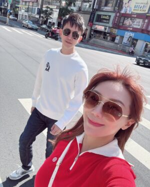 Jane Lee Instagram - 今年把娘家搬來台北，大家在台北人擠人好熱鬧🎉 #有家人的地方就是家 #wearefamily