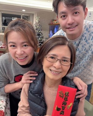 Jane Lee Instagram - 小年夜就是要陪媽媽吃年夜飯🥰 發紅包🧧 有媽的孩子像個寶☺️ 
今年特别外帶 #活醉蝦餐廳 的開運年菜，在家團圓輕鬆又超美味😋 
活醉蝦海鮮 02-27279460
#新年快樂 返鄉平安🙏🏻