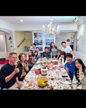 Jane Lee Instagram - 小年夜就是要陪媽媽吃年夜飯🥰 發紅包🧧 有媽的孩子像個寶☺️ 
今年特别外帶 #活醉蝦餐廳 的開運年菜，在家團圓輕鬆又超美味😋 
活醉蝦海鮮 02-27279460
#新年快樂 返鄉平安🙏🏻