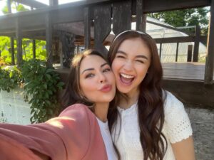 Janel Parrish Instagram - Was my honor to fly to Seoul to do a lil cameo on @xokittynetflix for my sweet lil sis for life 
@annacathcart 🤍 seeing you grow into the beautiful, strong, fierce woman you’ve become has been such a joy. I’ll never not be proud of you. I’ll never not be there for you. Love you so much!  Also, what a joy to step back into Margot’s shoes. 🥰 All episodes steaming now ✨
