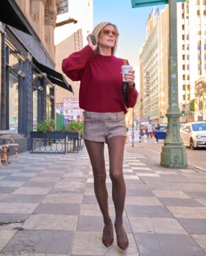 Janet Gunn Instagram - Hot coffee Short Shorts & Cozy Cashmere 
 Your style Your Call ☆
@kellygullett @reformation