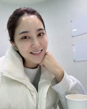 Jang Ga-hyun Instagram - 오늘은 울쎄라 데이!
내가 웃는게 웃는게 아냐~😑
곱게늙기 프로젝트 #청담이엘피부과 #울쎄라