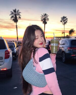 Jang Won-young Instagram - Chillin‘ and just chillin’