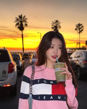 Jang Won-young Instagram - Chillin‘ and just chillin’