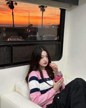 Jang Won-young Instagram - Chillin‘ and just chillin’