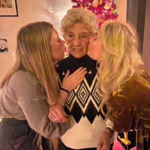 Janine Kunze Instagram - Christmas- Night 🎄⭐️🎁❤️
#christmas #schönstezeitimjahr #familytime #bettertogether