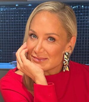 Janine Kunze Instagram - Ihr Lieben,
ein weiteres Jahr geht zu Ende und ich blicke traurig, aber auch dankbar und stolz auf das letzte Jahr zurück und mit großen Hoffnungen, Angst aber auch Freude auf 2025 ⭐️! 
Viele Dinge werden sich ändern, andere bleiben, neue passieren. 
Die Welt hat sich verändert und wir müssen Schritt halten, weiter machen, neu machen, aushalten, umgestalten ! Was auch kommt, ich bin bereit, werde es annehmen und auch die schlechten Dinge in hoffentlich Positive wandeln können, für meine Familie, meine Freunde, meine Kollegen und hoffentlich auch für mich ! 
Mein größter Wunsch für 2025 :
Du musst mir nicht viel geben, aber bitte nimm‘ mir niemanden weg !!! ❤️
Habt Euch lieb, besinnt Euch auf das Wesentliche und seid Licht für die anderen, denn Dunkelheit gibt es genug ! Das Leben ist schön ! Seid glücklich ! Happy New Year ! ♥️♥️♥️
#aufbruch #neuesjahrneuesglück #weitergehts #habteuchlieb