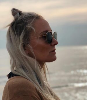 Janine Kunze Instagram - Ihr Lieben,
ein weiteres Jahr geht zu Ende und ich blicke traurig, aber auch dankbar und stolz auf das letzte Jahr zurück und mit großen Hoffnungen, Angst aber auch Freude auf 2025 ⭐️! 
Viele Dinge werden sich ändern, andere bleiben, neue passieren. 
Die Welt hat sich verändert und wir müssen Schritt halten, weiter machen, neu machen, aushalten, umgestalten ! Was auch kommt, ich bin bereit, werde es annehmen und auch die schlechten Dinge in hoffentlich Positive wandeln können, für meine Familie, meine Freunde, meine Kollegen und hoffentlich auch für mich ! 
Mein größter Wunsch für 2025 :
Du musst mir nicht viel geben, aber bitte nimm‘ mir niemanden weg !!! ❤️
Habt Euch lieb, besinnt Euch auf das Wesentliche und seid Licht für die anderen, denn Dunkelheit gibt es genug ! Das Leben ist schön ! Seid glücklich ! Happy New Year ! ♥️♥️♥️
#aufbruch #neuesjahrneuesglück #weitergehts #habteuchlieb