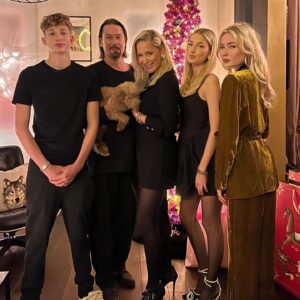 Janine Kunze Instagram - Christmas- Night 🎄⭐️🎁❤️
#christmas #schönstezeitimjahr #familytime #bettertogether