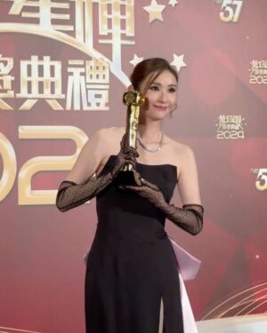 Janis Chan Instagram - #最佳女主持
#大灣區我最喜愛綜藝及資訊節目

感恩！🙏🏻 

第三次攞最佳女主持，十分夢幻感恩。多謝每一位和我合作過嘅團隊，俾我嘅鞭策、對我嘅包容！

我記得初初入行做主持嘅時候，聽到一d說話：

「主持？永遠都唔係主角。焦點都只會係放喺份稿上面要你介紹出場嘅下一位嘉賓身上。」
然後，經過咁多年嘅實戰、再加上同咁多前輩主持合作過。佢哋嘅專業話俾我聽，只要俾心機專心一致做好一件事，堅守崗位一直努力，主持這條路可以行得非常之遠，前路可以係非常之廣闊。

永遠唔好睇少自己。係人哋未認同你之前，一定要首先自己肯定自己！

我衷心感謝大家喜歡《無窮之路》這個系列節目，更衷心感恩自己能夠遇上呢個機會。《無窮之路》拍到第四輯了，一個節目能夠連續四年都得到大家的喜愛收視口碑，確實是團隊的努力。四年黎，我哋走過好多路、留過不少汗和淚。能夠得到你哋嘅支持，呢條路，我會繼續走下去。希望沿途繼續有你。

上年收獲滿滿
知足
今年精神抖抖
繼續

尤其有紀念性係同區永權 @mr.albertau 一齊攞最佳男女主持！我哋想當年入行嘅第一個live係一齊喺主播台做嘅！

多謝￼爹哋媽咪家姐細佬we are family!!
多謝俾我訪問過嘅每一位，你地俾我好多￼啟發
多謝大家cap圖俾我
多謝自己唔怕辛苦
多謝佛菩薩
感恩 

🙏🏻

#萬千星輝頒獎典禮2024
@victorchanstudio 
@stephenmakeup 
@dennistsui 
@mac4989 
@cissyerror
