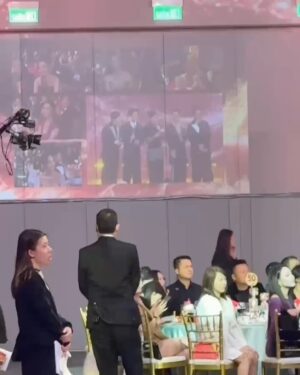 Janis Chan Instagram - #最佳女主持
#大灣區我最喜愛綜藝及資訊節目

感恩！🙏🏻 

第三次攞最佳女主持，十分夢幻感恩。多謝每一位和我合作過嘅團隊，俾我嘅鞭策、對我嘅包容！

我記得初初入行做主持嘅時候，聽到一d說話：

「主持？永遠都唔係主角。焦點都只會係放喺份稿上面要你介紹出場嘅下一位嘉賓身上。」
然後，經過咁多年嘅實戰、再加上同咁多前輩主持合作過。佢哋嘅專業話俾我聽，只要俾心機專心一致做好一件事，堅守崗位一直努力，主持這條路可以行得非常之遠，前路可以係非常之廣闊。

永遠唔好睇少自己。係人哋未認同你之前，一定要首先自己肯定自己！

我衷心感謝大家喜歡《無窮之路》這個系列節目，更衷心感恩自己能夠遇上呢個機會。《無窮之路》拍到第四輯了，一個節目能夠連續四年都得到大家的喜愛收視口碑，確實是團隊的努力。四年黎，我哋走過好多路、留過不少汗和淚。能夠得到你哋嘅支持，呢條路，我會繼續走下去。希望沿途繼續有你。

上年收獲滿滿
知足
今年精神抖抖
繼續

尤其有紀念性係同區永權 @mr.albertau 一齊攞最佳男女主持！我哋想當年入行嘅第一個live係一齊喺主播台做嘅！

多謝￼爹哋媽咪家姐細佬we are family!!
多謝俾我訪問過嘅每一位，你地俾我好多￼啟發
多謝大家cap圖俾我
多謝自己唔怕辛苦
多謝佛菩薩
感恩 

🙏🏻

#萬千星輝頒獎典禮2024
@victorchanstudio 
@stephenmakeup 
@dennistsui 
@mac4989 
@cissyerror