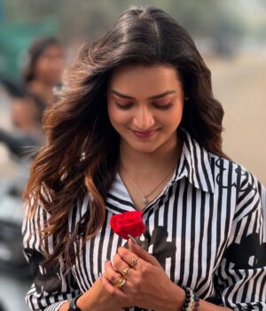 Jasmine Rath Instagram - With this rose, I express my deepest love and admiration for myself♥️
Happy rose day✨

#jasminerath