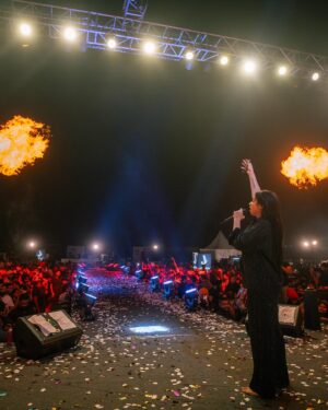 Jasmine Sandlas Instagram - The last concert in Ludhiana, Punjab was life transforming. I needed a reminder of how much Punjab loved me. I got it. Nothing can stop me now 🧿 

The 4th photo is very special to me. It’s a depiction of my connection with my true fans. I see you and you see me.

@sahill_snaps