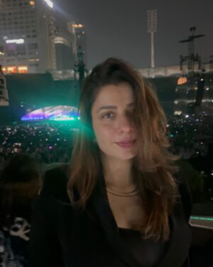 Jasmine Sandlas Instagram - I am so thankful for tonight. I cried for the first 10 mins of the concert and my heart burst into a 1000 stars by the end of the night. Life is so beautiful and music is a big reason why. 

Don’t you agree ?