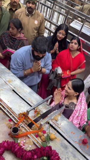 Jaya Kishori Instagram - *बाबा श्याम की अनन्य भक्त एवं सुप्रसिद्ध कथा वाचिका सुश्री जया किशोरी जी आज बाबा श्याम के दर्शन करने के लिए खाटू श्याम जी पहुंची जहां महाराज मानवेंद्र सिंह जी चौहान जी (मंत्री) श्री श्याम मंदिर कमिटी खाटू श्याम जी ने श्याम दुपट्टा उड़कर बाबा का आशीर्वाद प्रदान किया जय श्री श्याम* @iamjayakishori हारे का सहारा बाबा श्याम हमारा 
@manvendra_chouhan_khatu
.
.
.
.
.
.
.
#Jaishreeshyam #Khatushyamji #shyambaba #khatu #manvendrachouhankhatu