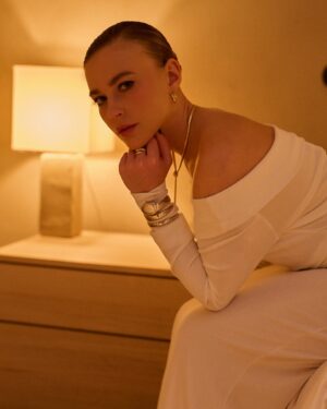 Jeanne Goursaud Instagram - Danke @deutscher_filmball @constantinfilm 💘 Glam @philippverheyen styling @alexhuber_creative @theunissen.paris @casadeiofficial Schmuck @bvlgari @marcvincentvoigtlaender photo b/w @haendrixen colour @lindaleitner /@martensgarten