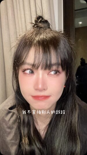 Jeannie Hsieh Instagram - 兩天完成一首新創作，把所有的負能量轉化成全新養分，繼續培育自己和孩子成為一個更好的人！為所有你我相同故事的人而唱！
#我不害怕 #謝金燕新歌首唱 #謝金燕我不害怕清唱 #單親媽媽加油#女性力量